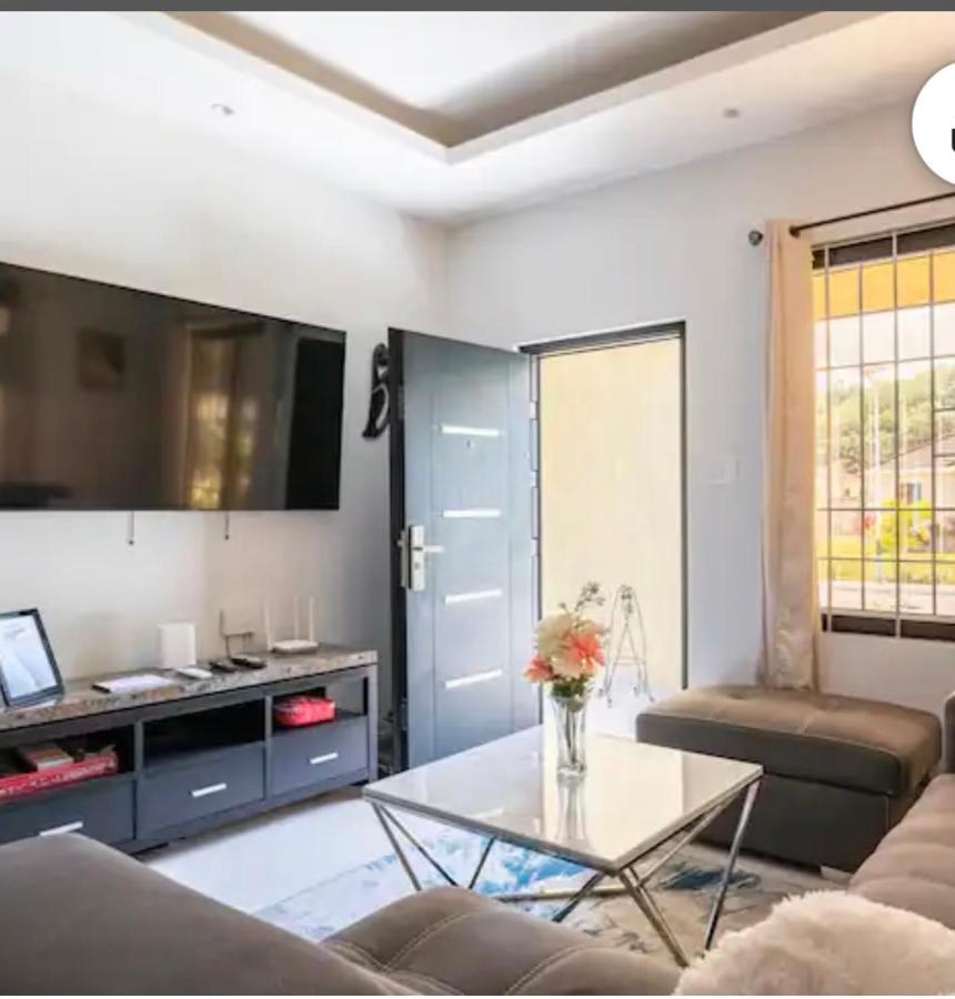 Ferienhaus Luxurious Royale- 5 Min Drive To